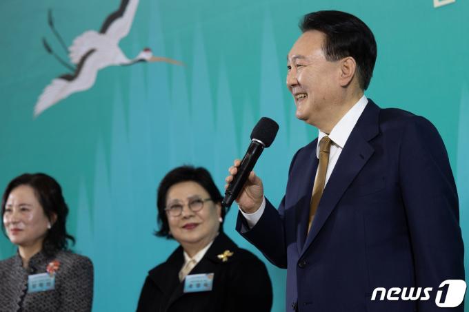 [사진] 문화예술인 격려하는 윤 대통령