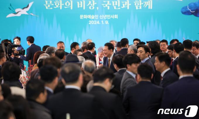 [사진] 문화예술인들과 인사하는 윤 대통령