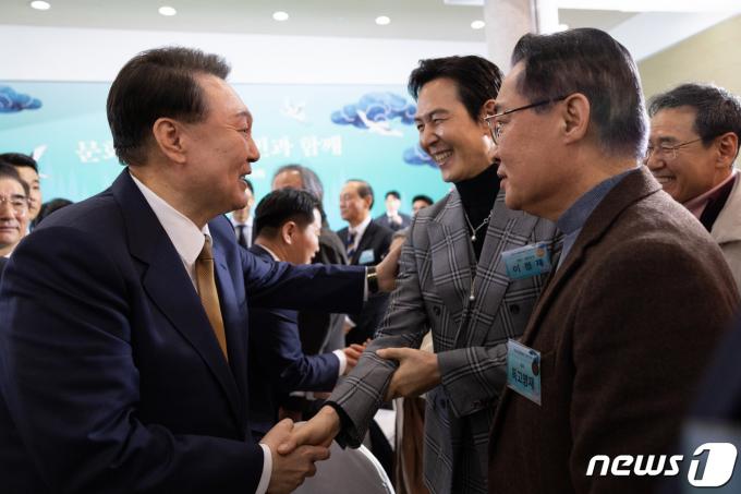 [사진] 배우 이정재와 대화하는 윤 대통령