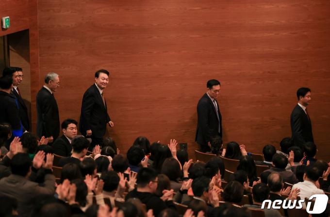 [사진] 신년음악회 참석하는 윤 대통령
