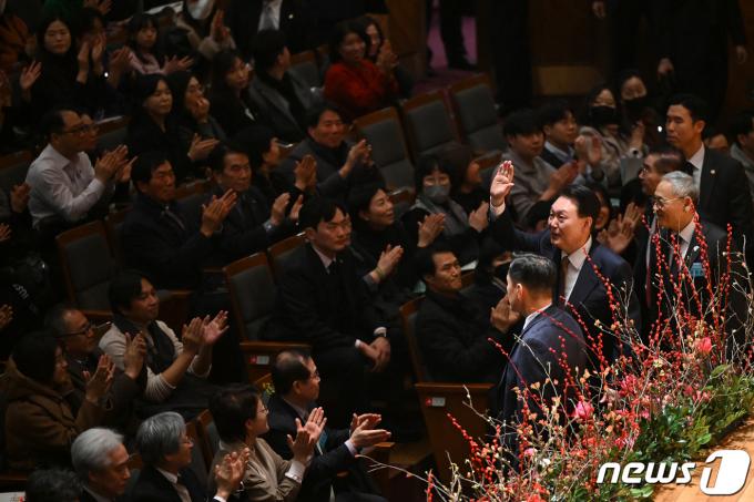 [사진] 관객들에게 인사하는 윤 대통령