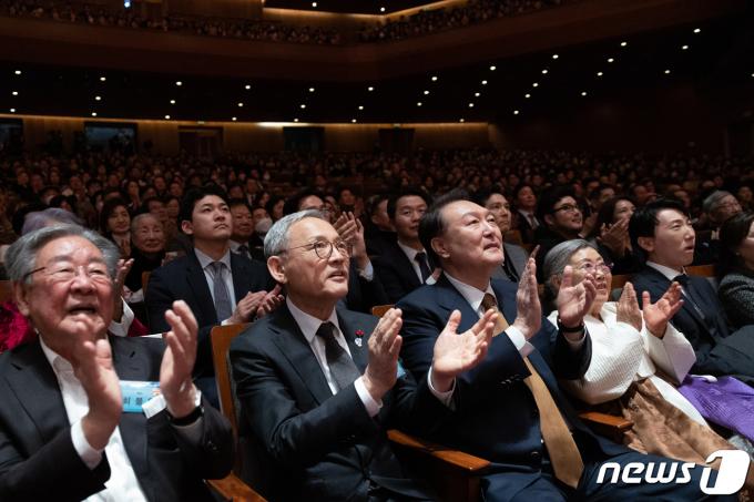 [사진] 신년음악회 관람하는 윤 대통령
