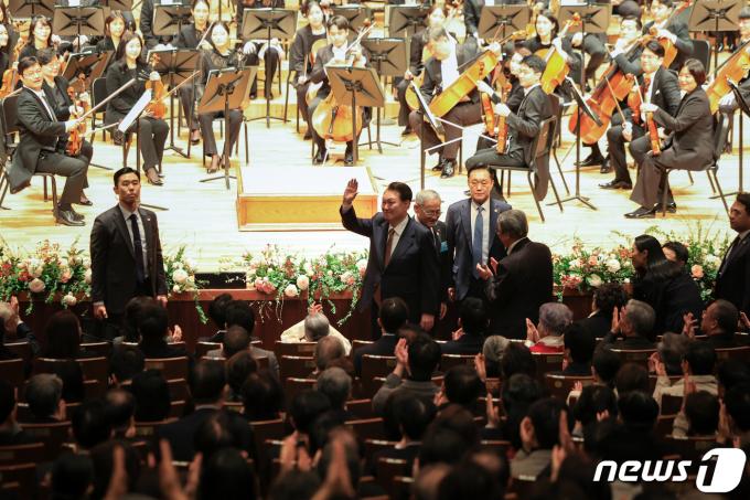 [사진] 윤 대통령, 국민과 함께하는 2024 신년음악회 참석