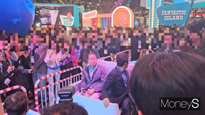 최태원 SK그룹 회장이 세계 최대 가전·정보기술(IT) 박람회 'CES 2024'를 방문했다. /사진=최유빈 기자