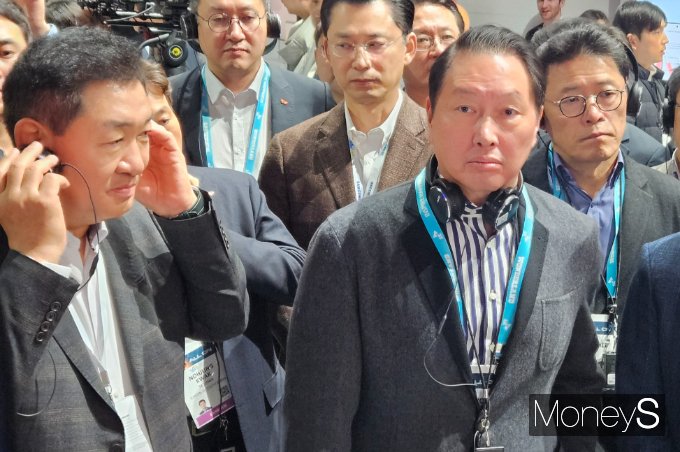 한종희 삼성전자 부회장(왼쪽)과 최태원 SK그룹 회장이 삼성전자 전시를 관람하고 있다. /사진=최유빈 기자