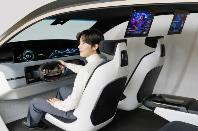 LG디스플레이가 CES 2024에서 차량용 '48인치 필러투필러 LTPS LCD'와 '18인치 슬라이더블 올레드'로 구성된 디지털 콕핏을 선보였다. /사진=LG디스플레이
