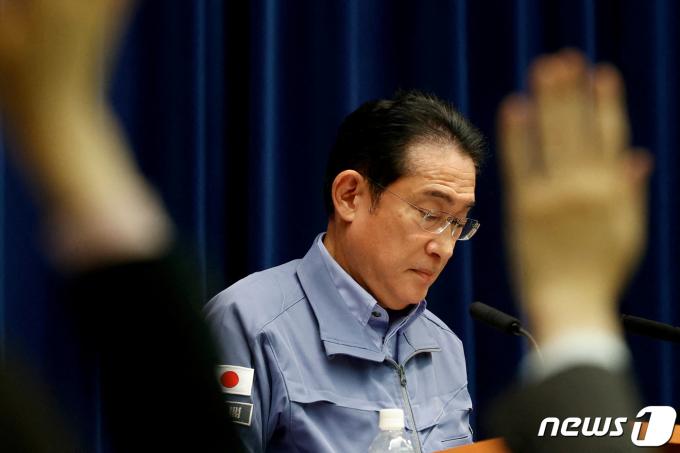 기시다 후미오 일본 총리가 4일 (현지시간) 도쿄 총리 관저에서 신년 기자회견을 갖고 “자민당의 정치자금에 대해 자민당 총재로서 먼저 진심으로 사과한다