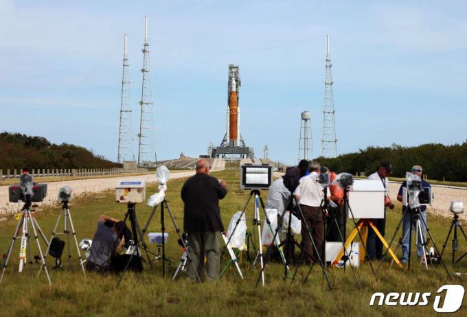 미국 항공우주국(NASA·나사)의 유인 달 탐사 '아르테미스(Artemis) I(1호)'가 16일(현지시간) 발사됐다. 사람들이 플로리다주(州) 케네디우주센터(KSC) 발사대 39B 인근에서 사진을 촬영하기 위해 대기하고 있는 모습. 22.11.16 ⓒ AFP=뉴스1 ⓒ News1 김예슬 기자