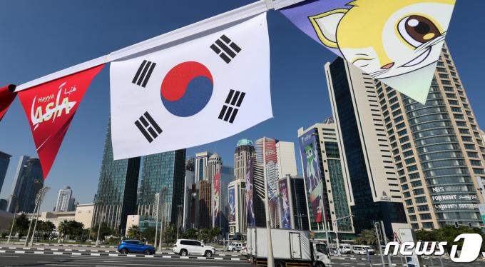 2023 아시아축구연맹(AFC) 카타르 아시안컵 개막을 사흘 앞둔 9일(현지시간) 카타르 도하 DECC 인근에 태극기가 펄럭이고 있다. 위르겐 클린스만 감독이 이끄는 대표팀은 오는 15일 E조 조별리그 첫 경기인 바레인전을 시작으로 20일 요르단, 25일 말레이시아와 경기를 치른다. 2024.1.9/뉴스1 ⓒ News1 김성진 기자