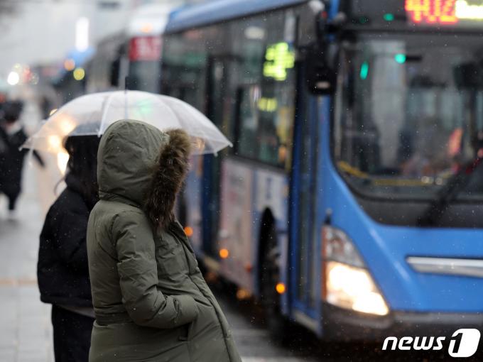 수도권에 대설주의보가 내려진 9일 오후 서울 강남역 버스정류장에서 퇴근길 시민들이 버스를 기다리고 있다. 2024.1.9/뉴스1 ⓒ News1 황기선 기자