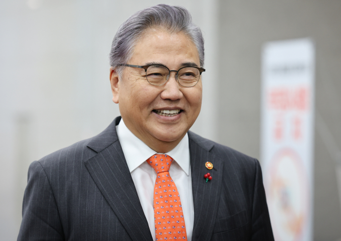 10일 박진 외교부 장관이 본인의 지역구인 강남을에서 총선 출마를 할 것을 밝혔다. 사진은 박 장관이 10일 서울 종로구 정부서울청사별관으로 출근하며 취재진의 질의에 답하는 모습. /사진=뉴스1