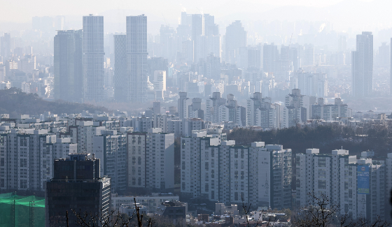 10일 부동산 정보제공 업체 '경제만랩'이 국토교통부의 실거래가 공개시스템을 살펴본 결과 지난해 1~11월 서울 아파트 중 6억원 미만 거래 비중이 25.9%로 역대 최저를 기록했다. 같은 기간 9억원 이상에서 15억원 미만 거래가 가장 많았는데, 거래 비중은 28.6%로 집계됐다./사진=뉴스1