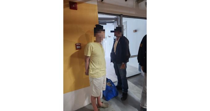 국민건강보험공단에서 재정관리팀장으로 일하며 46억원을 횡령한 뒤 필리핀으로 도주한 40대 남성이 현지에서 붙잡혔다. 사진은 해당 남성의 검거 현장. /사진=경찰청 제공