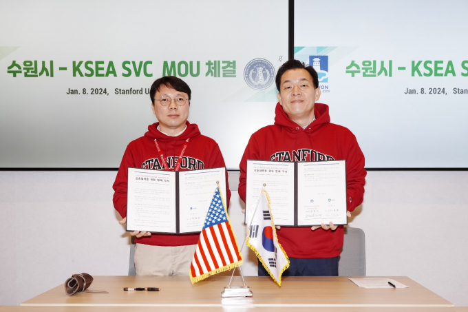 이재준 수원시장(오른쪽)과 KSEA SVC 강관석 지부장이 협약 체결 후 함께하고 있다. / 사진제공=수원특례시