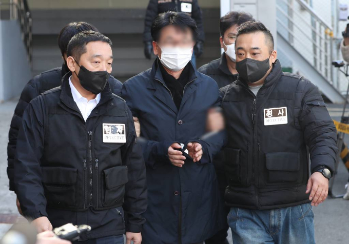 이재명 더불어민주당 대표 피습사건을 조사 중인 경찰이 종합 수사 결과를 10일 오후 발표한다. 사진은 이 대표를 흉기로 습격한 피의자 김모씨가 지난 4일 오후 부산 연제구 연제경찰서에서 구속 전 피의자 심문(영장실질심사)에 출석하기 위해 부산지방법원으로 이송되고 있는 모습. /사진=뉴스1 