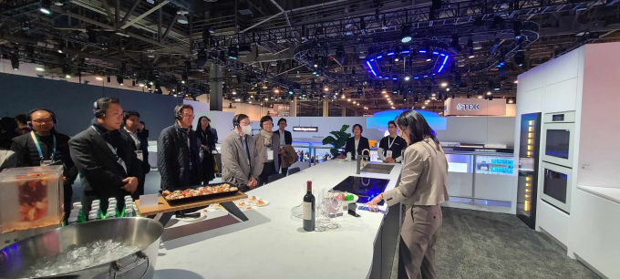 허태수 GS그룹 회장이 'CES 2024' 현장을 둘러보고 있다. / 사진=GS