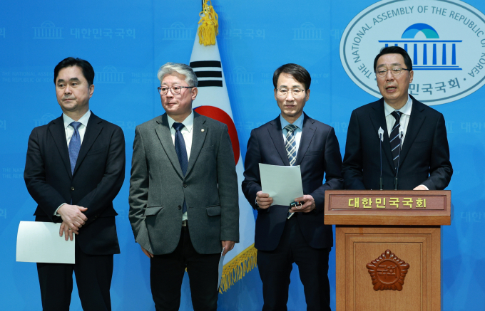 10일 '비명계'(비이재명계) 모임인 원칙과상식 소속의 김종민 민주당 의원(충남 논산시계룡시금산군), 이원욱 민주당 의원(경기 화성시을), 조응천 민주당 의원(경기 남양주시갑)이 탈당했다. 사진은 윤 의원이 지난해 12월14일 서울 여의도 국회 소통관에서 열린 '원칙과상식', 더불어민주당 혁신 제안 기자회견에서 발언하는 모습. /사진=뉴시스