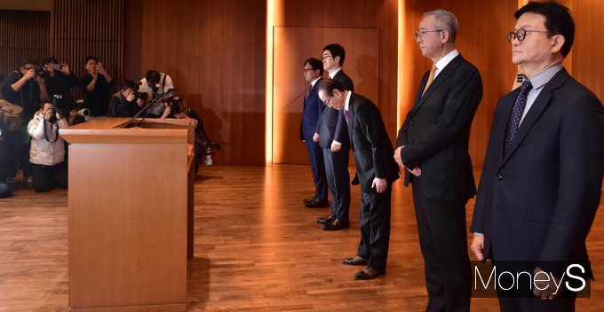 ▲ 태영건설 워크아웃 관련 긴급 기자회견, 고개숙인 윤세영 태영그룹 창업주 회장(지난 1월 9일)