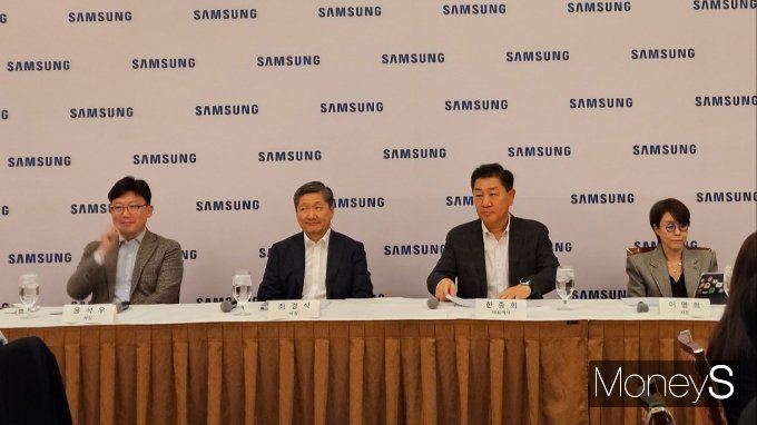삼성전자가 CES 2024에서 기자간담회를 개최했다. 사진은 왼쪽부터 용석우 사장, 최경식 사장, 한종희 부회장, 이영희 사장. /사진=최유빈 기자