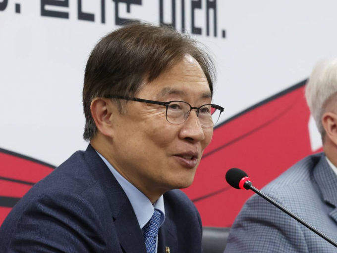 10일 최재형 국민의힘 의원이 제2부속실, 특별감찰관을 설치하는 것이 필요하다며 친인척 관련 잡음을 해소할 의지를 보여야 한다고 말했다. 사진은 지난해 11월3일 서울 여의도 국민의힘 당사에서 열린 제3차 혁신위원회 전체회의에서 발언을 하고 있는 최 의원. /사진= 뉴스1