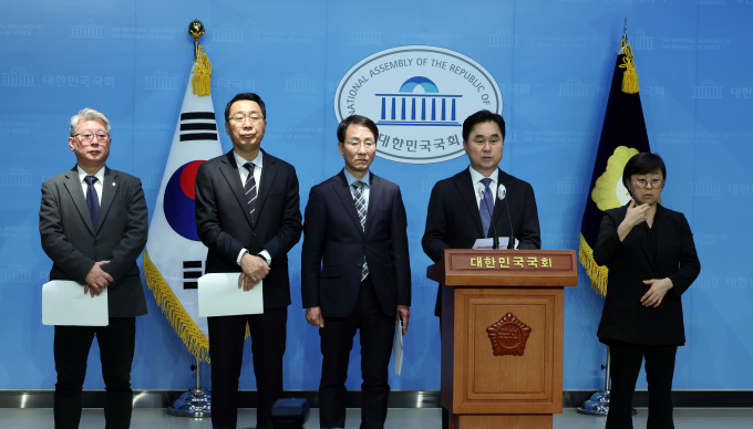 10일 탈당을 선언한 김종민 더불어민주당 의원(충남 논산시계룡시금산군)이 신당 창당에 대해 "창당 계획을 정리해서 이르면 내일 모레 정도에 공식발표할 예정"이라고 밝혔다. 사진은 원칙과 상식이 지난해 12월14일 서울 여의도 국회 소통관에서 '민주당 혁신 제안' 기자회견을 하는 모습. 왼쪽부터 조응천 민주당 의원(경기 남양주시갑), 윤영찬 민주당 의원(경기 성남시중원구), 이원욱 민주당 의원(경기 화성시을), 김 의원  /사진=뉴스1