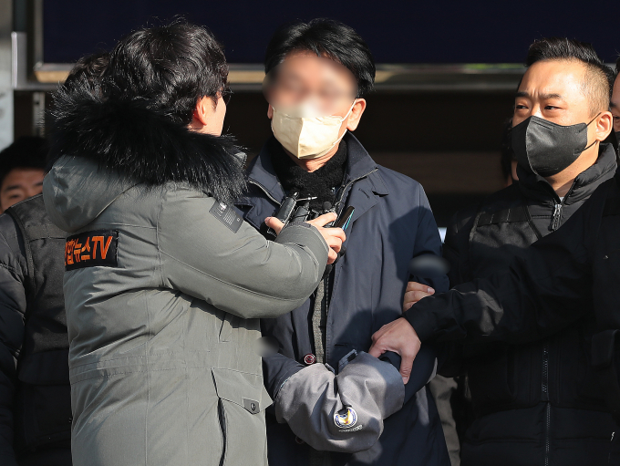 이재명 더불어민주당 대표를 흉기로 공격한 김모씨(66)가 검찰에 송치됐다. 사진은 김씨가 10일 오전 부산 연제구 연제경찰서에서 검찰로 송치되는 모습. /사진=뉴스1