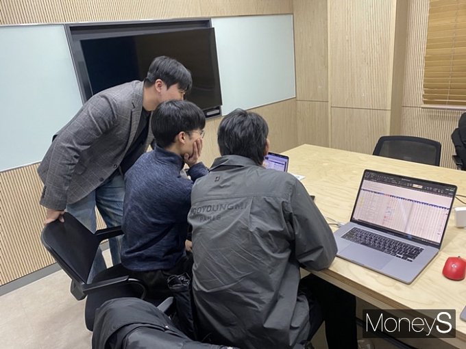 20대 투자 열풍이 불면서 대학교 금융투자 학회 및 동아리들이 학기 외에도 활발한 주식 공부를 이어가고 있다. 사진은 지난 8일 성균관대학교 금융투자학회 S.T.A.R. 47기 회장단이 모여 회의하는 모습. /사진=정수현 기자