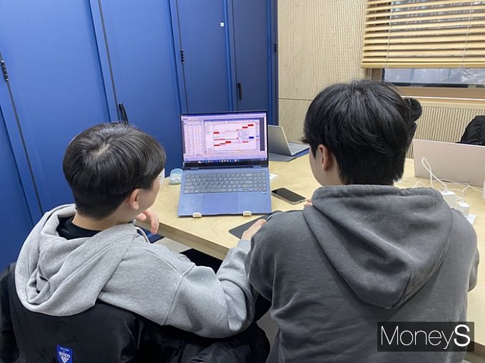 성균관대학교 금융투자학회 S.T.A.R. 48기 새로운 펀드매니저로 임용된 강승민 학생(왼쪽)과 박재현 학생(오른쪽)이 차트를 보고 있는 모습. /사진=정수현 기자 