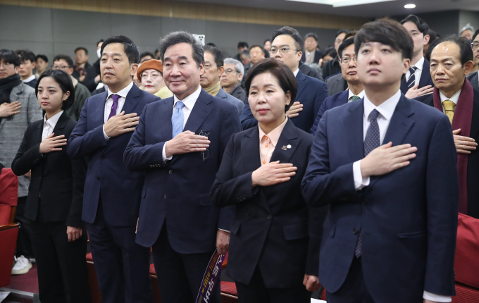 10일 김종민 더불어민주당 의원(충남 논산시계룡시금산군), 이원욱 민주당 의원(경기 화성시을), 조응천 민주당 의원(경기 남양주시갑)이 탈당을 선언한 후 이낙연 전 민주당 대표와 신당 창당을 함께할 것을 언급했다. 이에 제3지대 빅텐트에 대한 관심도 높아지고 있다. 사진은 지난 9일 서울 여의도 국회 의원회관에서 열린 양향자 한국의희망 대표의 출판기념회에서 참석자들이 국민의례를 하는 모습. 왼쪽부터 류호정 정의당 의원, 금태섭 새로운선택 공동대표, 이 전 대표, 양 대표, 이준석 개혁신당(가칭) 정강정책위원장. /사진=뉴스1