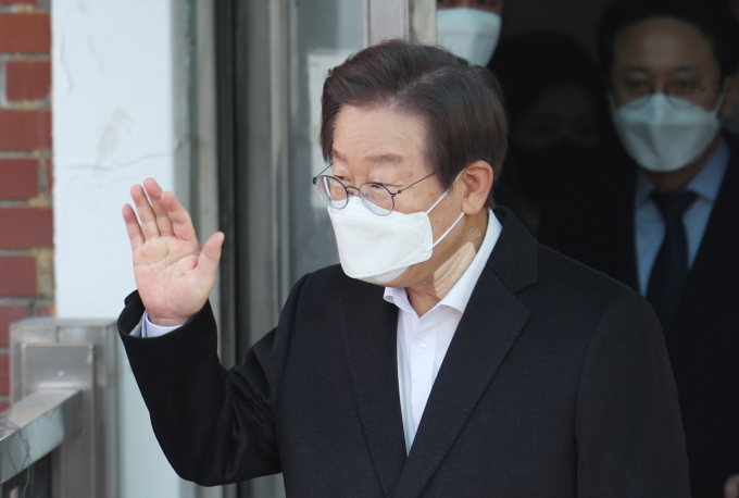 10일 이재명 더불어민주당 대표가 습격 당한지 8일 만에 퇴원했다. 사진은 이 대표가 10일 서울 종로구 서울대병원에서 퇴원하며 당 지지자들에게 인사를 하는 모습. /사진=뉴시스