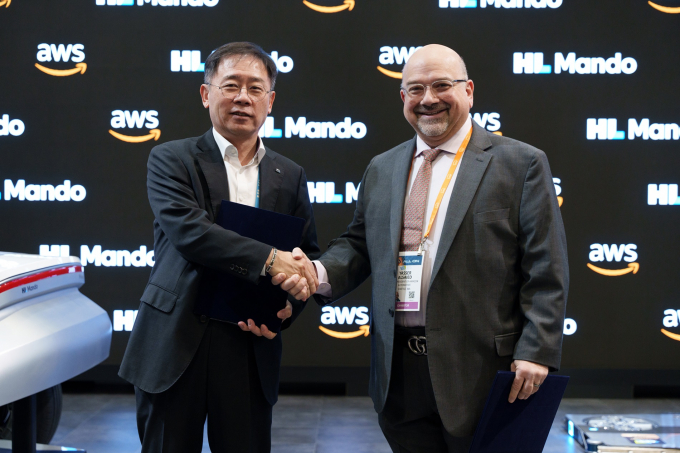 (왼쪽부터) HL만도 조성현 부회장, AWS 야세르 알사이드 IoT 부문 부사장 /사진=HL만도