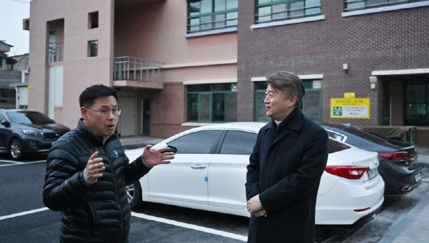 김이강 광주광역시 서구청장이 10일 금호초등학교 공유주차장을 방문해 운영현황을 살피고 이용주민 및 학교 관계자와  의견을 청취하고 있다./사진=광주 서구청