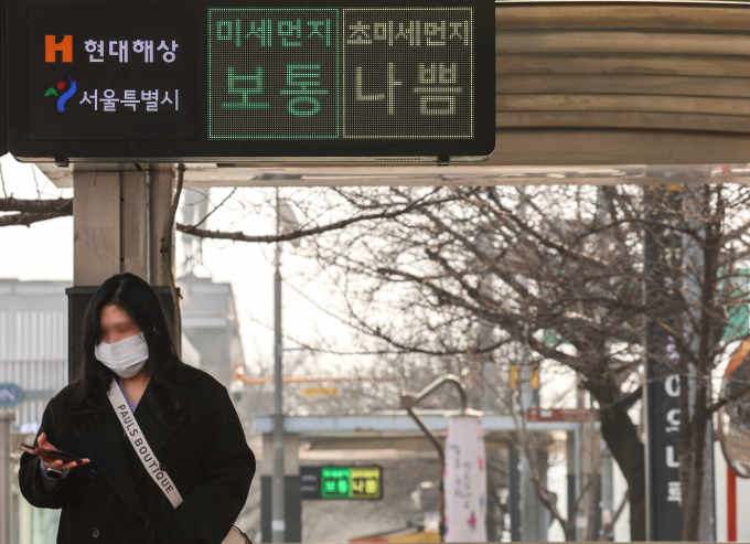 중부지방은 대체로 흐리고 남부지방은 대체로 맑다가 오후에 차차 흐려질 예정이다. 사진은 지난 10일 서울 영등포구 여의나루역에 설치된 전광판에 초미세먼지 농도가 '나쁨'으로 표시되는 모습. /사진=뉴시스