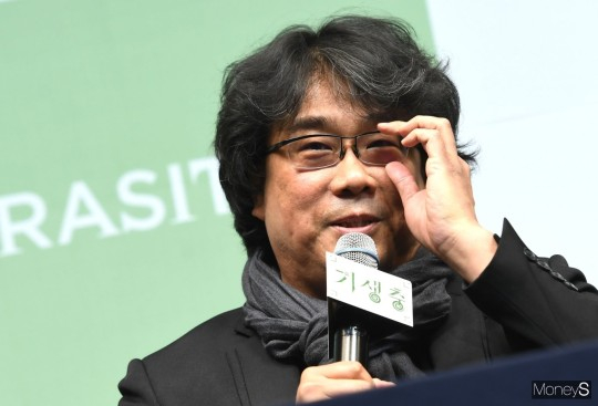 봉준호 감독의 신작 '미키17' 개봉이 연기됐다. 사진은 지난 2020년 2월 서울 중구 소공로 웨스틴조선호텔에서 열린 영화 '기생충' 기자회견에 참석한 봉준호 감독. /사진=장동규 기자