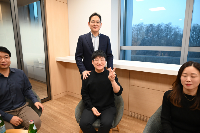 10일 서울 우면동 삼성리서치를 방문한 이재용 삼성전자 회장이 연구원들과 간담회를 가진 뒤 기념 사진을 촬영하고 있다. / 사진=삼성전자