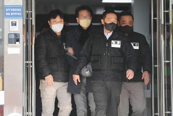 이재명 더불어민주당 대표를 흉기로 찌른 김모씨(67)가 이 대표가 대통령이 되는 것을 막기 위해 범행을 저질렀다고 진술한 것으로 드러났다. 사진은 이재명 더불어민주당 대표를 살해하려고 흉기를 휘두른 혐의(살인미수)로 구속된 피의자 김모씨가 10일 오전 부산 연제구 연제경찰서에서 검찰로 송치되고 있는 모습. /사진=뉴스1 