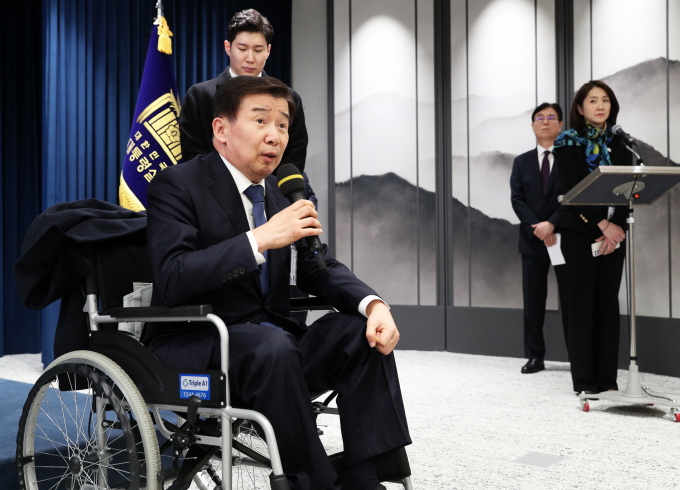 윤석열 대통령은 10일 장관급인 국민권익위원장에 유철환 전 서울중앙지법 부장판사를 내정했다. 사진은 10일 용산 대통령실 청사 브리핑룸에서 임명 소감을 발표하고 있는 유 전 부장판사의 모습. /사진=뉴스1