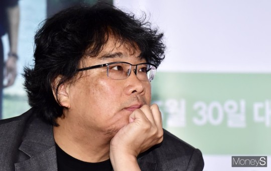봉준호 감독의 신작 '미키 17'의 북미 개봉이 미뤄졌다. 사진은 지난 2019년 5월 서울 한강대로 CGV용산아이파크몰에서 열린 영화 '기생충' 언론 시사회에 참석한 봉준호 감독. /사진=임한별 기자