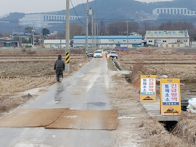 8일 경기도 안성시 산란계 농장에서 고병원성 조류인플루엔자(AI)가 발생한 가운데 경기도가 확산을 막기 위한 총력 대응에 나섰다. / 사진제공=경기도