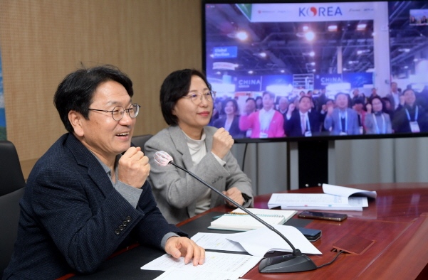  강기정 광주광역시장이 10일 오전 미국 라스베이거스에서 열린 'CES 2024 광주공동관' 온라인 개관식에 참석해 선전을 당부하고 있다./사진=광주시