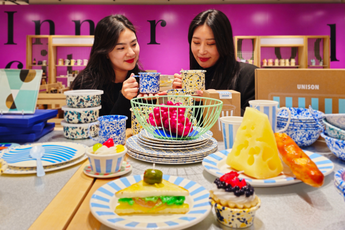 모델들이 크로우캐년 머그를 소개하고 있다./사진=신세계센텀시티
