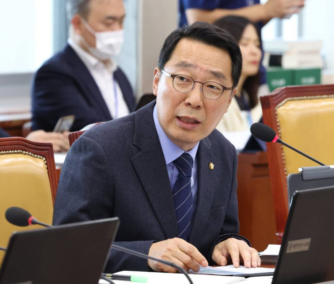 10일 윤영찬 더불어민주당 의원이 '원칙과상식' 4인 동반 탈당 기자회견을 10여 분 앞두고 민주당 잔류를 발표했다. 사진은 지난해 10월12일 서울 여의도 국회에서 열린 과학기술정보방송통신위원회 국정감사에서 질의를 하고 있는 윤영찬 의원. /사진= 뉴스1