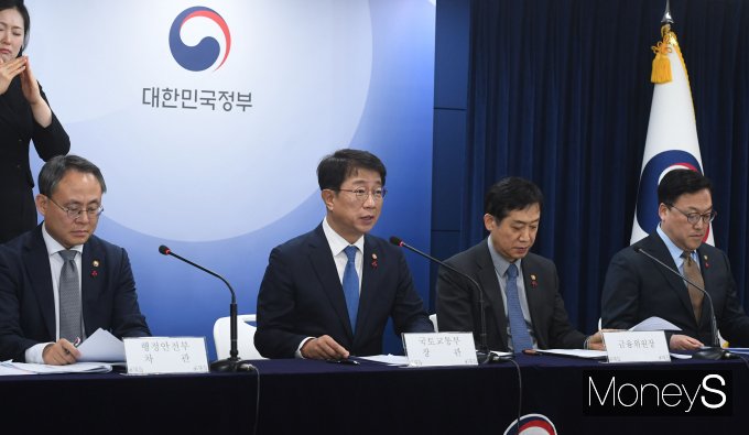 왼쪽부터 고기동 행정안전부 차관, 박 장관, 김주현 금융위원장, 김병환 기획재정부 제1차관./사진=장동규 기자