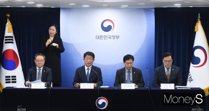 왼쪽부터 고기동 행정안전부 차관, 박 장관, 김주현 금융위원장, 김병환 기획재정부 제1차관./사진=장동규 기자