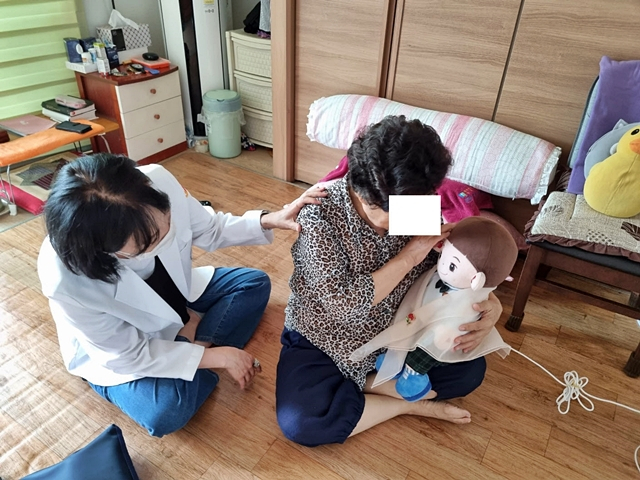 대구 북구가 치매어르신을 대상으로 정서적 안정과 사회적 고립을 예방하고자 AI 돌봄인형을 보급한다./사진제공=대구광역시 북구
