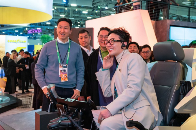 가수 지드래곤이 9일(현지시간) 세계 최대 가전·IT 전시회가 열리는 미국 라스베이거스 'CES 2024' 현장에 등장했다. 가수 지드래곤이 지난 9일(현지시각) 미국 라스베이거스에서 열린 세계 최대 가전·IT 전시회 'CES 2024' HD현대 전시관을 살펴봤다. /사진=뉴스1