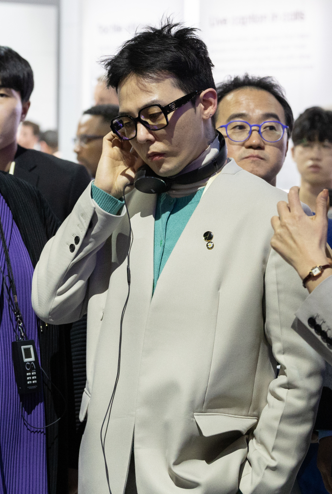 마약 무혐의를 선고받고 새 출발에 나선 가수 지드래곤이 세계 최대 가전·IT 전시회 'CES 2024'를 방문해 눈길을 끌었다. 사진은 지난 9일(현지시각) 미국 네바다주 라스베이거스 컨벤션센터(LVCC)에서 열린 세계 최대 가전·IT(정보기술) 전시회 'CES 2024'에 참석해 삼성전자 부스를 살펴본 가수 지드래곤./사진=뉴스1