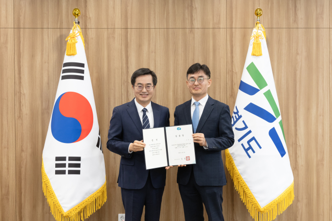 10일 오전 경기도지사 집무실에서 김동연 경기도지사가 김현곤 신임 경제부지사(오른쪽)에게 임용장을 수여하고 있다. / 사진제공=경기도