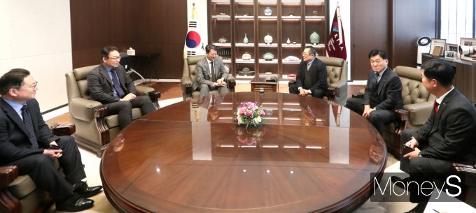 [머니S포토] 安 장관, 경제단체 첫 행보에 구자열 무역협회장 면담