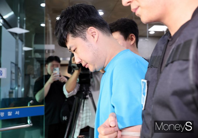 검찰이 서울 관악구 신림동에서 일면식 없는 행인들에게 흉기를 휘둘러 1명을 살해하고 3명을 다치게 한 '신림동 흉기난동' 피의자 조선(34)에게 사형을 구형했다. 사진은 지난해 7월28일 오전 조선이 서울 관악구 서울관악경찰서에서 검찰로 송치되는 모습. /사진=임한별 기자(공동취재사진)